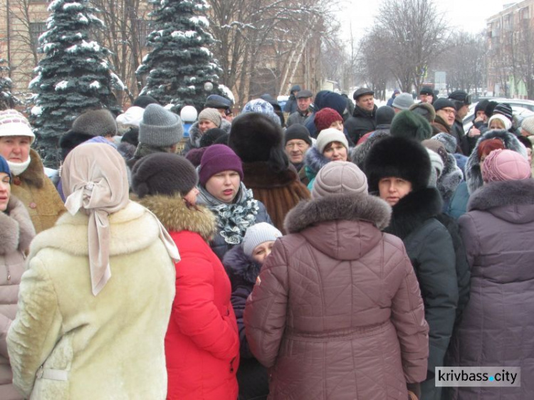 Работники КПВС пришли под стены Криворожского отдела полиции поддержать главного инженера, обвиняемого в воровстве (ФОТО, ВИДЕО)