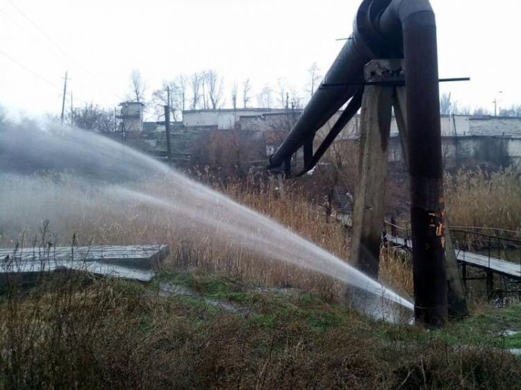 В Кривом Роге фонтаном бьют канализационные воды