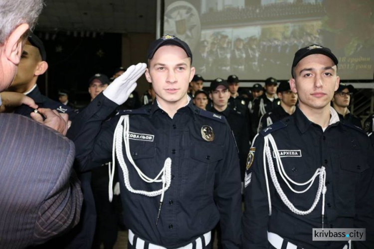 В Кривом Роге состоялось торжественное событие: курсантам ДЮИ вручили жетоны сотрудников полиции (ФОТООТЧЕТ)