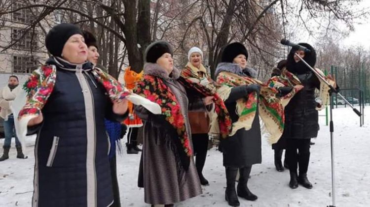 Репетиция нового года и открытие детской площадки: в Кривом Роге жители одного из домов провели сразу два праздника (фото)