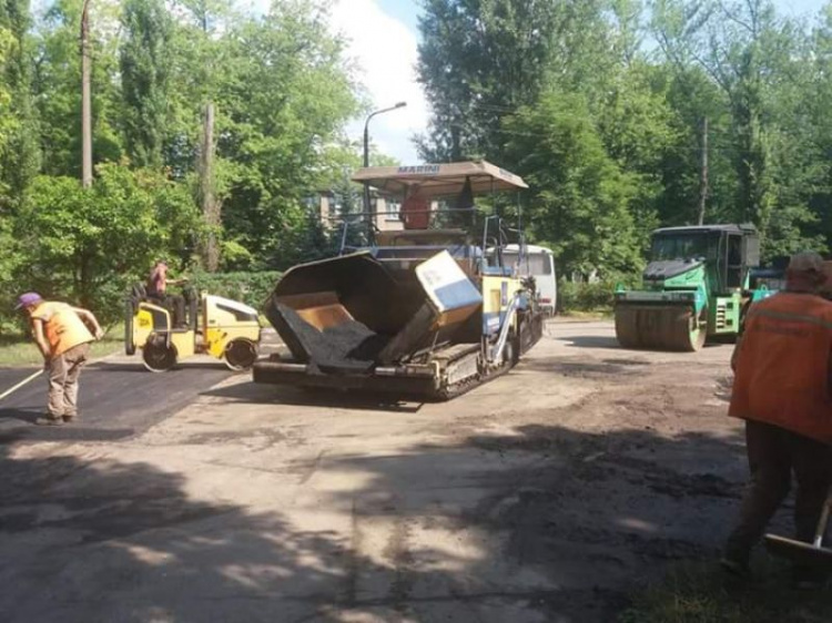 В одном из районов Кривого Рога во дворах жилых домов продолжают асфальтировать улицы (ФОТОФАКТ)