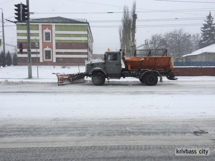 В Кривом Роге на борьбу с непогодой брошены 42 единицы спецтехники (ФОТО+ВИДЕО)