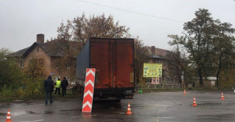 ДТП в Кривом Роге: грузовая машина на скользкой дороге въехала в ограждение (ФОТО)