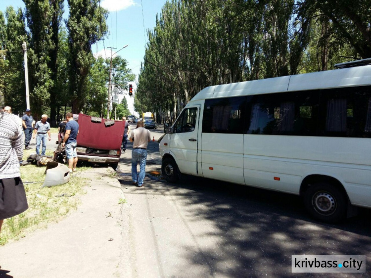 В Кривом Роге столкнулись Жигули и маршрутка (ФОТО)