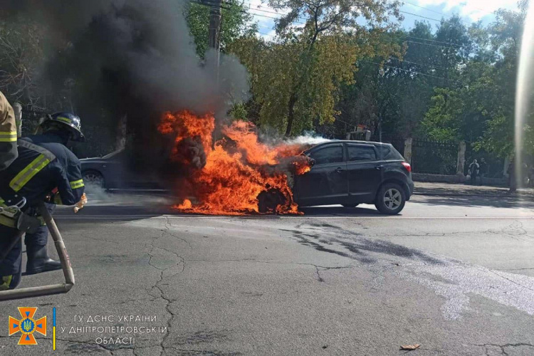 У Кривому Розі надзвичайники ліквідували займання у легковому автомобілі