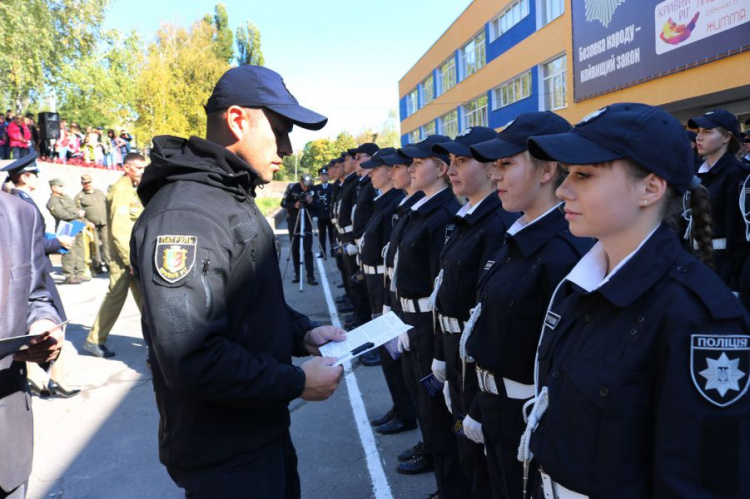 В Кривом Роге курсанты и студенты получили погоны и студенческие билеты (ФОТО)