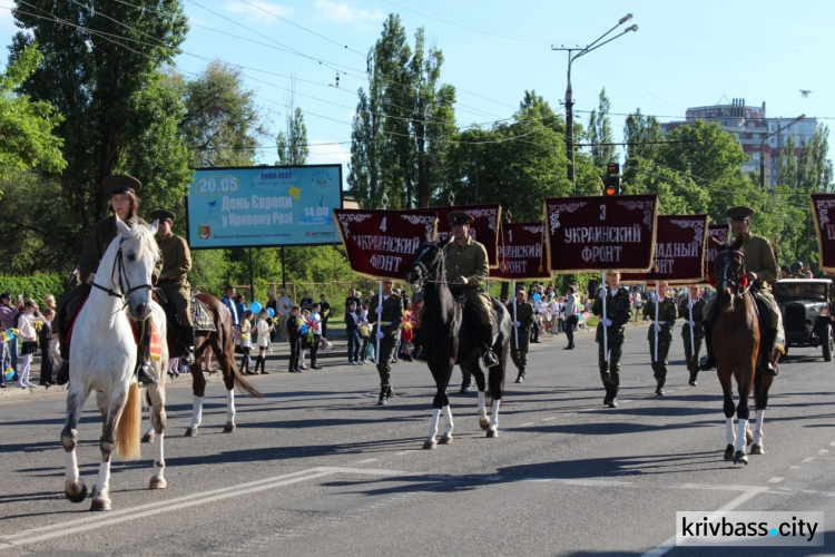 Торжественное шествие, митинг-реквием и шары с надписью «С Днем Победы!» увидели сегодня жители Кривого Рога (ФОТО)