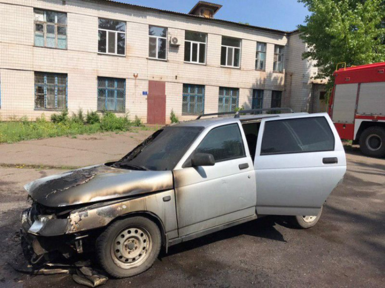 В Кривом Роге средь бела дня горел автомобиль (фото)