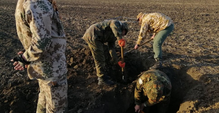 Экспедиция продолжается: поисковики из Кривого Рога "закончили" одно поле на Херсонщине