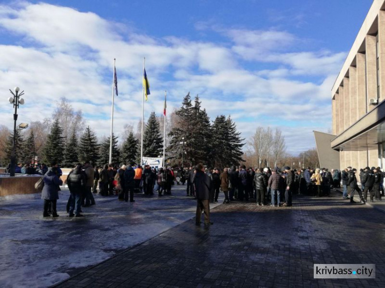 Сотрудники КПВС в Кривом Роге митингуют под стенами горисполкома (обновлено) (ВИДЕО, ФОТО)