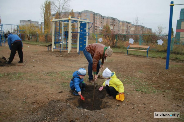 Жители микрорайонов Восточный-2,3 в Кривом Роге вышли на субботник (ФОТОРЕПОРТАЖ)