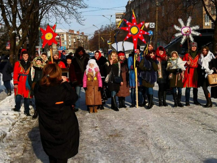 Весело и ярко: по центральной улице Кривого Рога прошёл городской вертеп "Рождественская звезда" (фото)