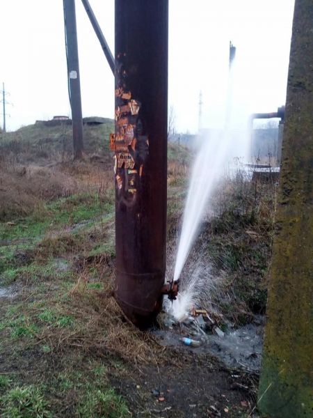 В Кривом Роге фонтаном бьют канализационные воды