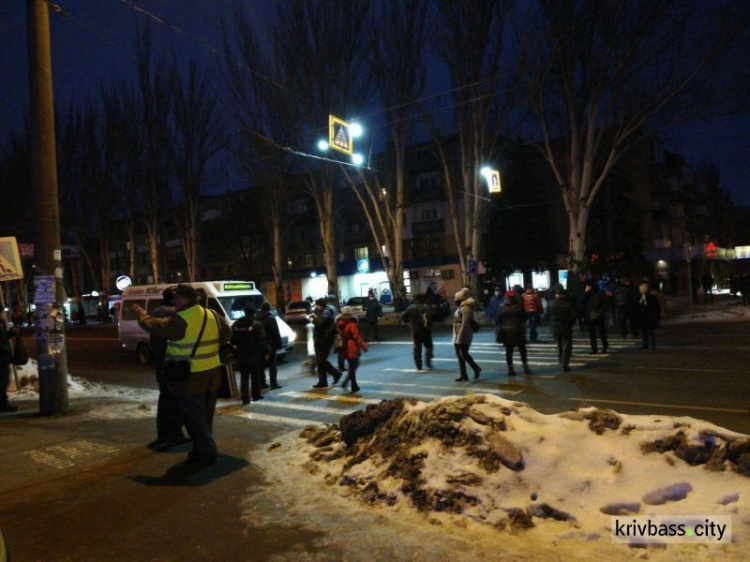 В Кривом Роге жители в знак протеста против подорожания проезда в маршрутках перекрыли дорогу (фото)