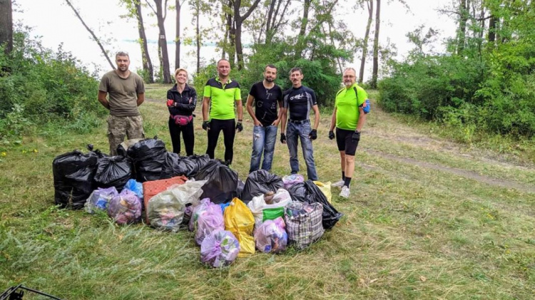 Свинству бой: Криворожане убирали мусор вдоль трассы предстоящего веломарафона «Залізна сотня» (фото)