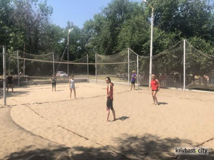 В Кривом Роге ко Дню конституции провели турнир по волейболу (ФОТОРЕПОРТАЖ)