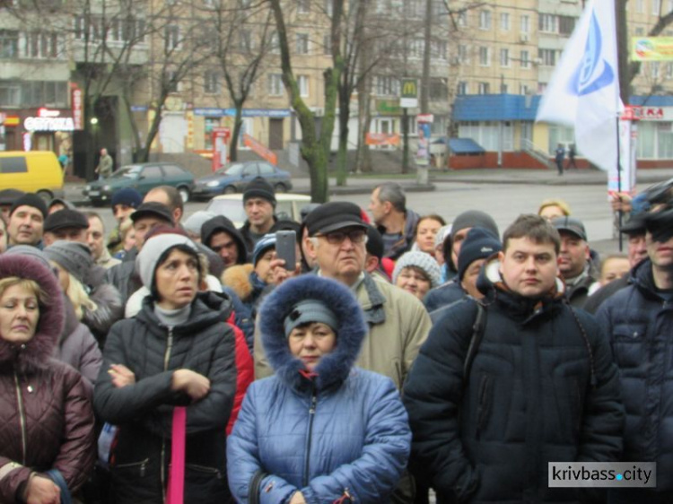 Крики, возмущения и переживания: в Кривом Роге митинговали сотрудники Кривбасспромводоснабжения