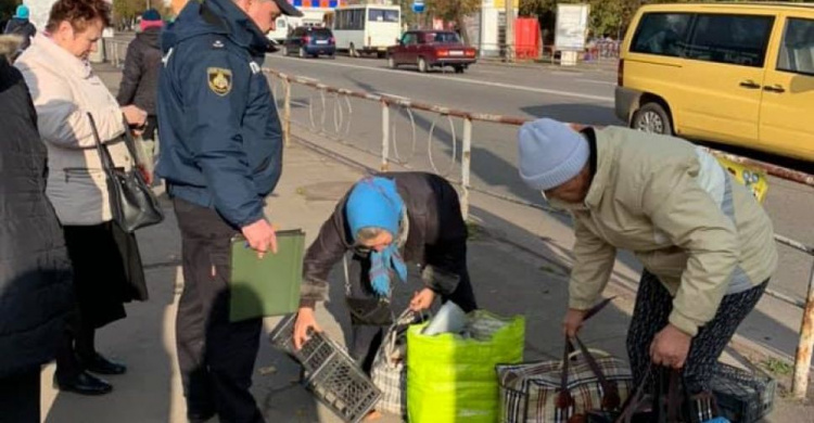 В Кривом Роге со "стихийно торгующими" пенсионерами провели разъяснительную работу (фото)