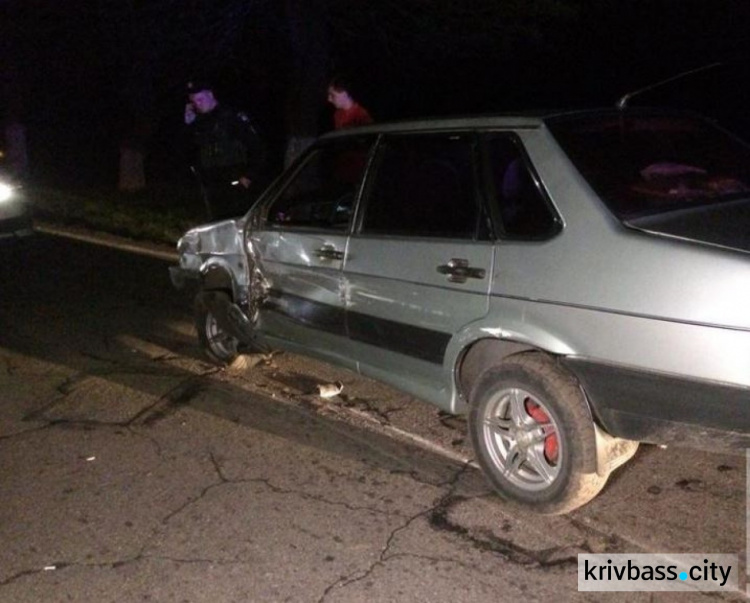 Пьяный водитель на легковушке в Кривом Роге врезался в служебный автобус (ФОТО)