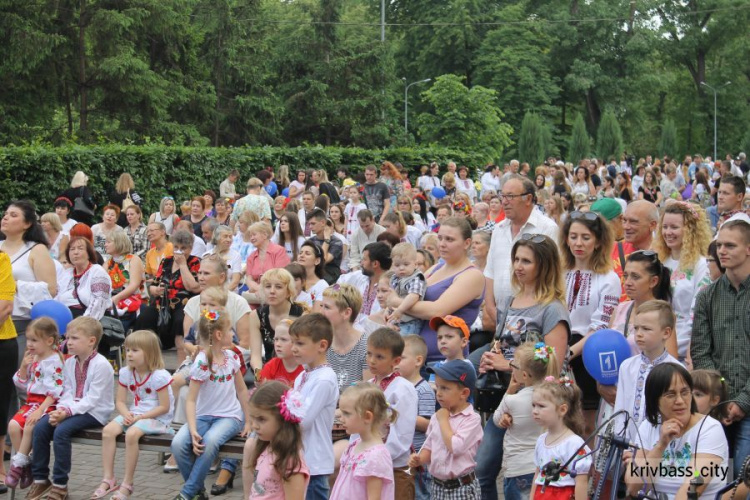 Красота этнической моды: в Кривом Роге прошел парад вышиванок (ФОТО, ВИДЕО)