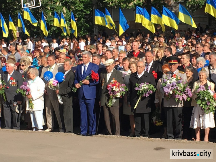 Торжественное шествие, митинг-реквием и шары с надписью «С Днем Победы!» увидели сегодня жители Кривого Рога (ФОТО)