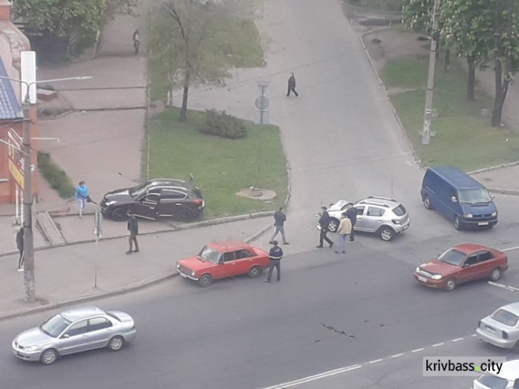 Не поделили дорогу: в Кривом Роге столкнулись кроссовер и легковушка