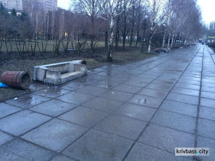 В центре Кривого Рога неизвестные устроили урнопад (ФОТОФАКТ)