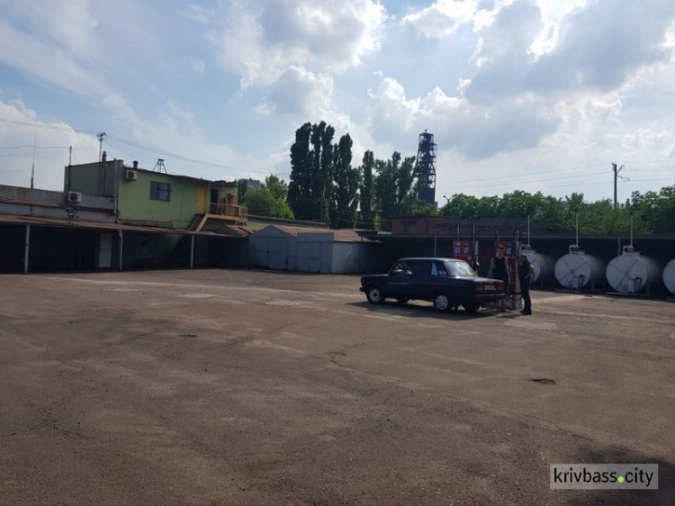 В Кривом Роге полицейские упорно не замечали нелегальную автозаправку рядом с их управлением, - депутат (фото)