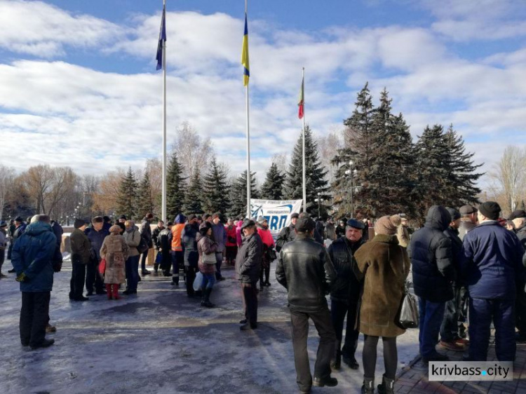 Сотрудники КПВС в Кривом Роге митингуют под стенами горисполкома (обновлено) (ВИДЕО, ФОТО)