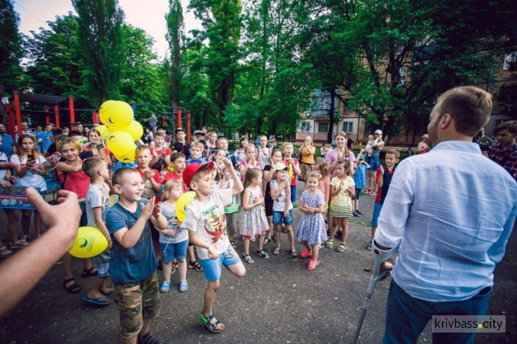 Доступный спорт для всех: в криворожском дворе появилась современная площадка для воркаута (фото)