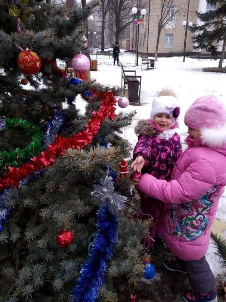 Жители одного из районов Кривого Рога самостоятельно украсили елку (фото)