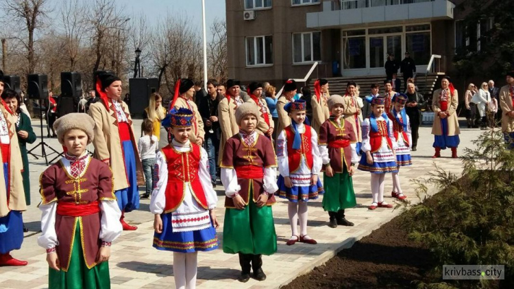 В Кривом Роге прошло торжественное открытие скульптуры (ФОТОРЕПОРТАЖ, ВИДЕО)