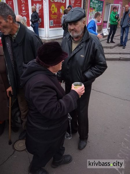 В центре Кривого Рога разбили палатки и бесплатно раздавали еду (ФОТО)