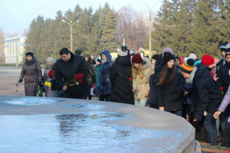 День достоинства и свободы: криворожане почтили подвиг участников революции (фото)