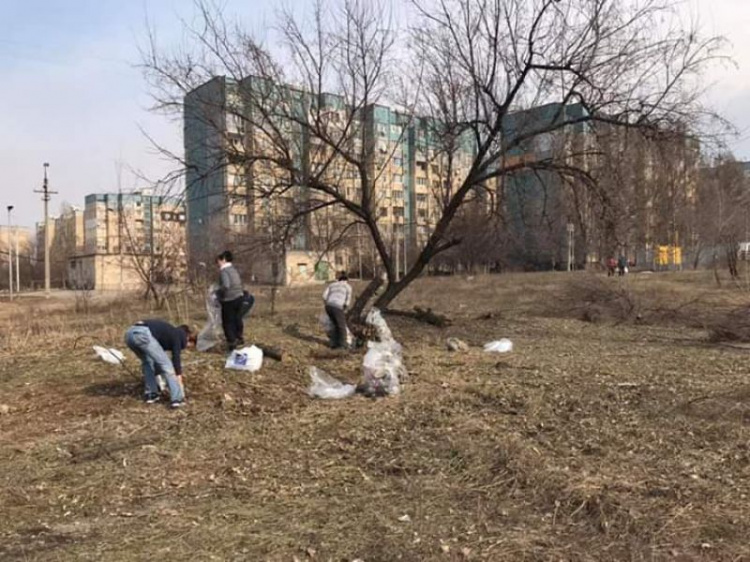 Криворожане организовались и провели субботник в своём районе (фото)