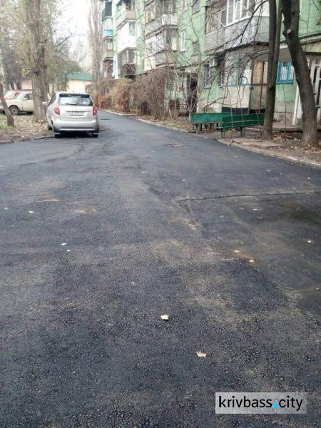 В Кривом Роге продолжают укладывать асфальт по межквартальным дорогам (ФОТО)