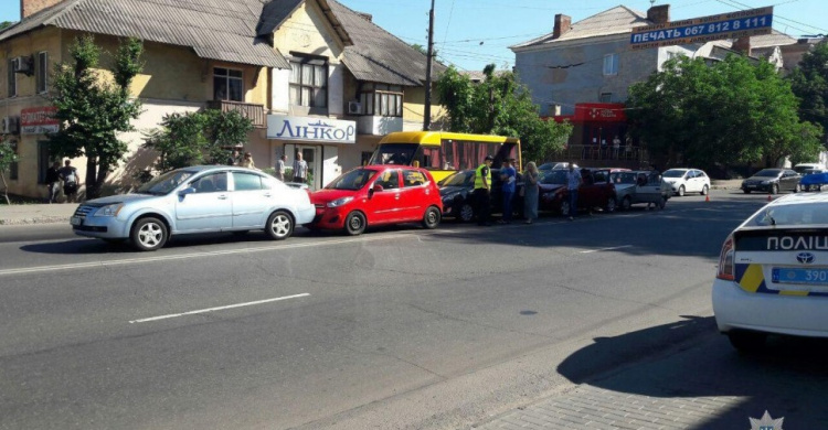 В Кривом Роге столкнулись сразу 5 автомобилей (ФОТО)