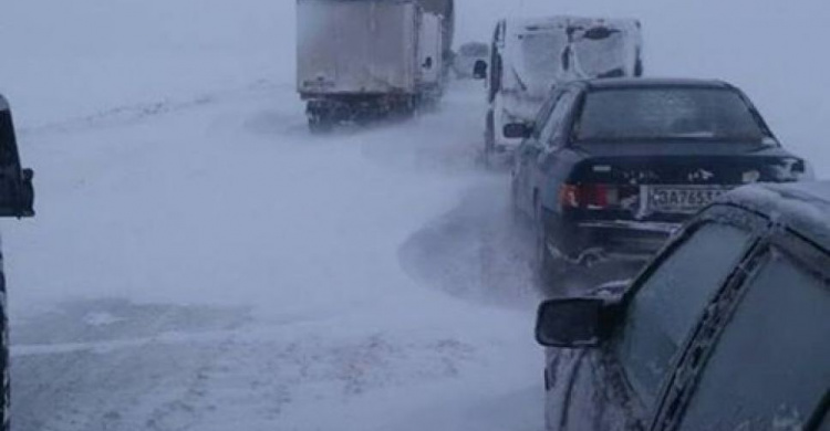 Криворожане с детьми провели в снежном плену на междугородней трассе более 10 часов