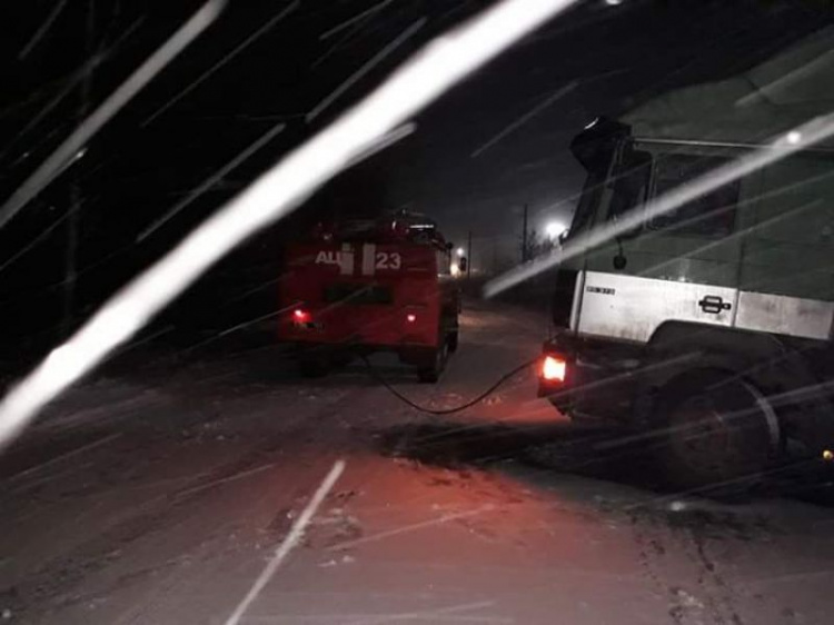 Под Кривым Рогом спасатели всю ночь доставали автомобили из кюветов (фото)