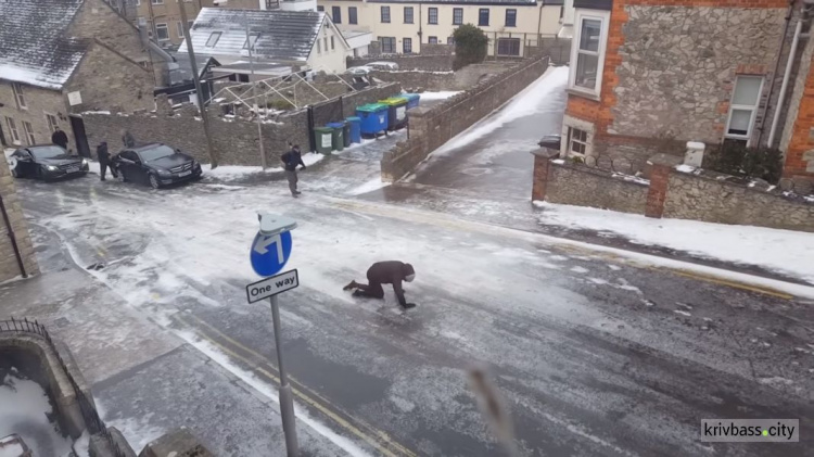 В Британии из-за непогоды целый город превратился в огромный каток (ФОТО+ВИДЕО)