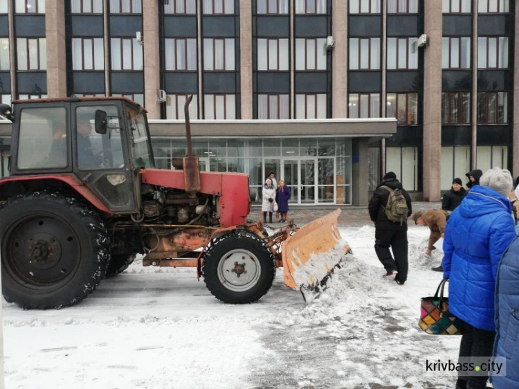 Ситуация накаляется: в Кривом Роге митингующих у стен горисполкома хотели счистить трактором (фото, видео)