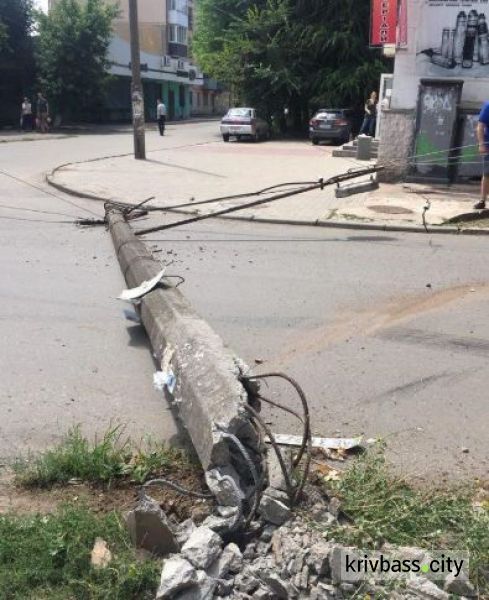 В Кривом Роге водитель совершил ДТП, а затем повалил столб (ФОТО)