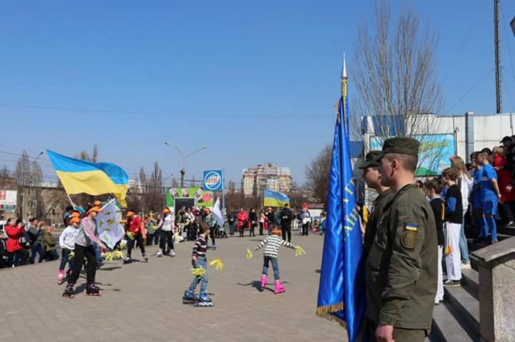 Весело и спортивно: в Кривом Роге прошёл флешмоб ко дню здоровья (фото)