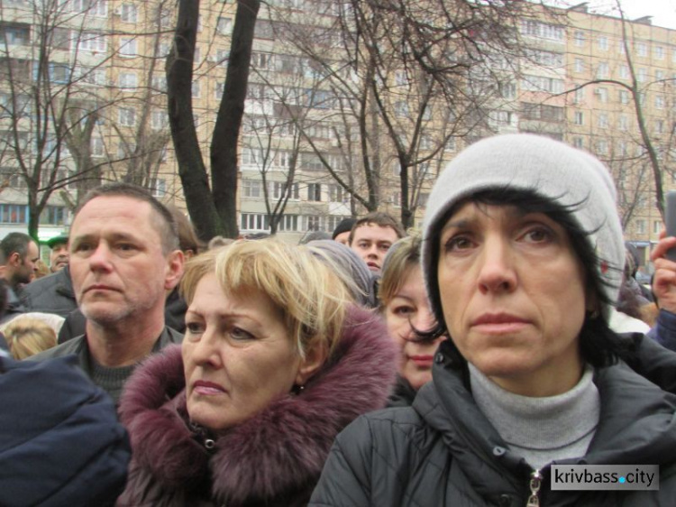 Крики, возмущения и переживания: в Кривом Роге митинговали сотрудники Кривбасспромводоснабжения