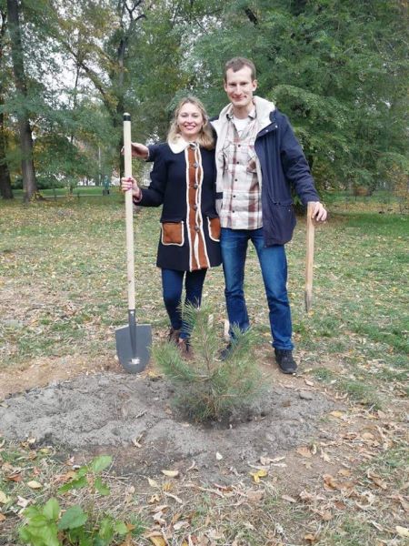 В Кривом Роге появилась сосновая аллея: в одном из парков города началась традиционная высадка деревьев (ФОТО)