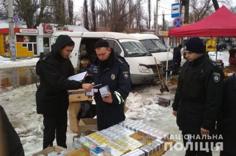 Патрульная полиция оказала помощь водителю, попавшему в беду на дороге