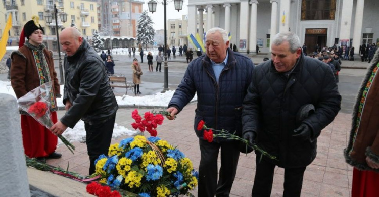 В День Соборности Украины криворожане собрались у памятника Великому Кобзарю (ФОТОФАКТ)