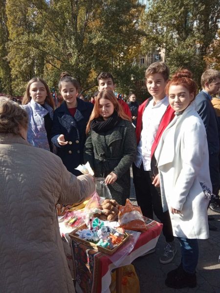 В Кривом Роге на школьной ярмарке дети собрали более 40 тысяч гривен онкобольной девочке