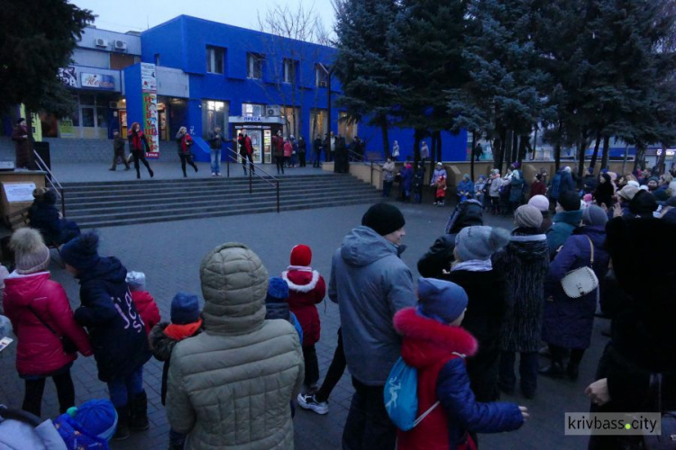 В Кривом Роге торжественно открыли обновленную площадь Адмирала Головко (фото)