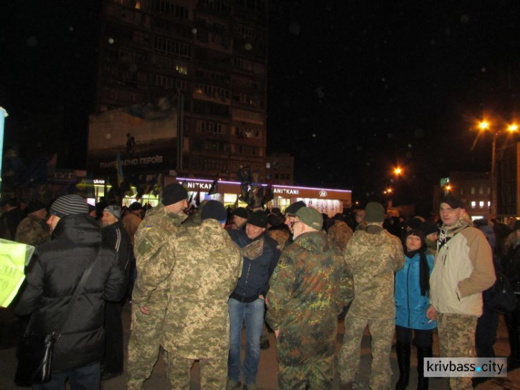 Вместе и порознь в Кривом Роге почтили память Героев Небесной Сотни (ФОТОРЕПОРТАЖ)